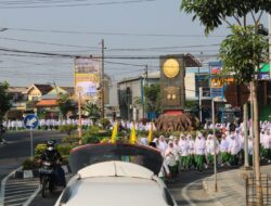 Santri Putri Pon Pes Al Fatimah Padati Jalan Protokol dalam Pawai Ta’aruf 1 Muharram 1.444 H Bojonegoro